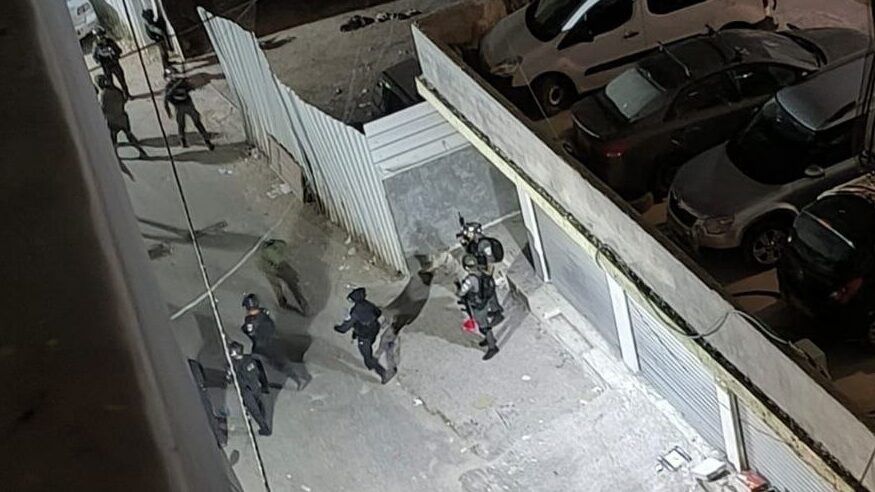 الاحتلال يصيب شاباً بجروح خطيرة ويعتقله في العيسوية ومواجهات في مخيم شعفاط