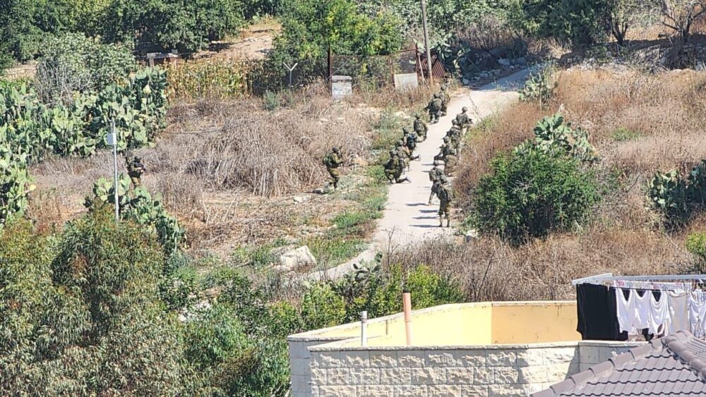 قوات الاحتلال تفتش عدة منازل في برقة شمال غرب نابلس