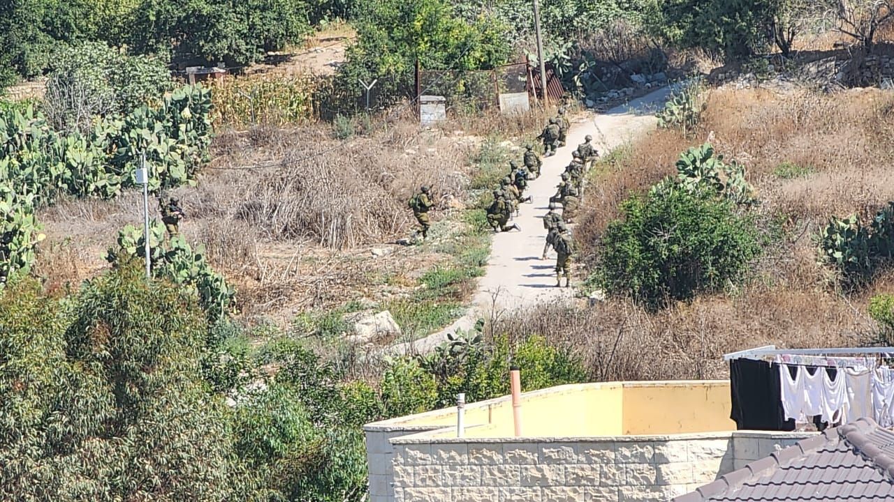 قوات الاحتلال تفتش عدة منازل في برقة شمال غرب نابلس