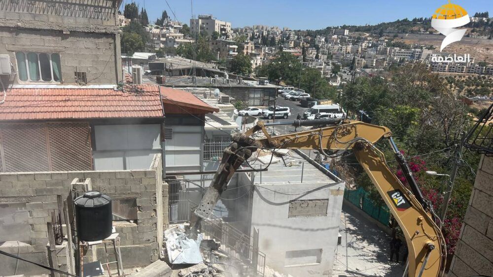 الاحتلال يهدم بناية سكنية في حي وادي الجوز بالقدس المحتلة ويشرد 14 مواطناً