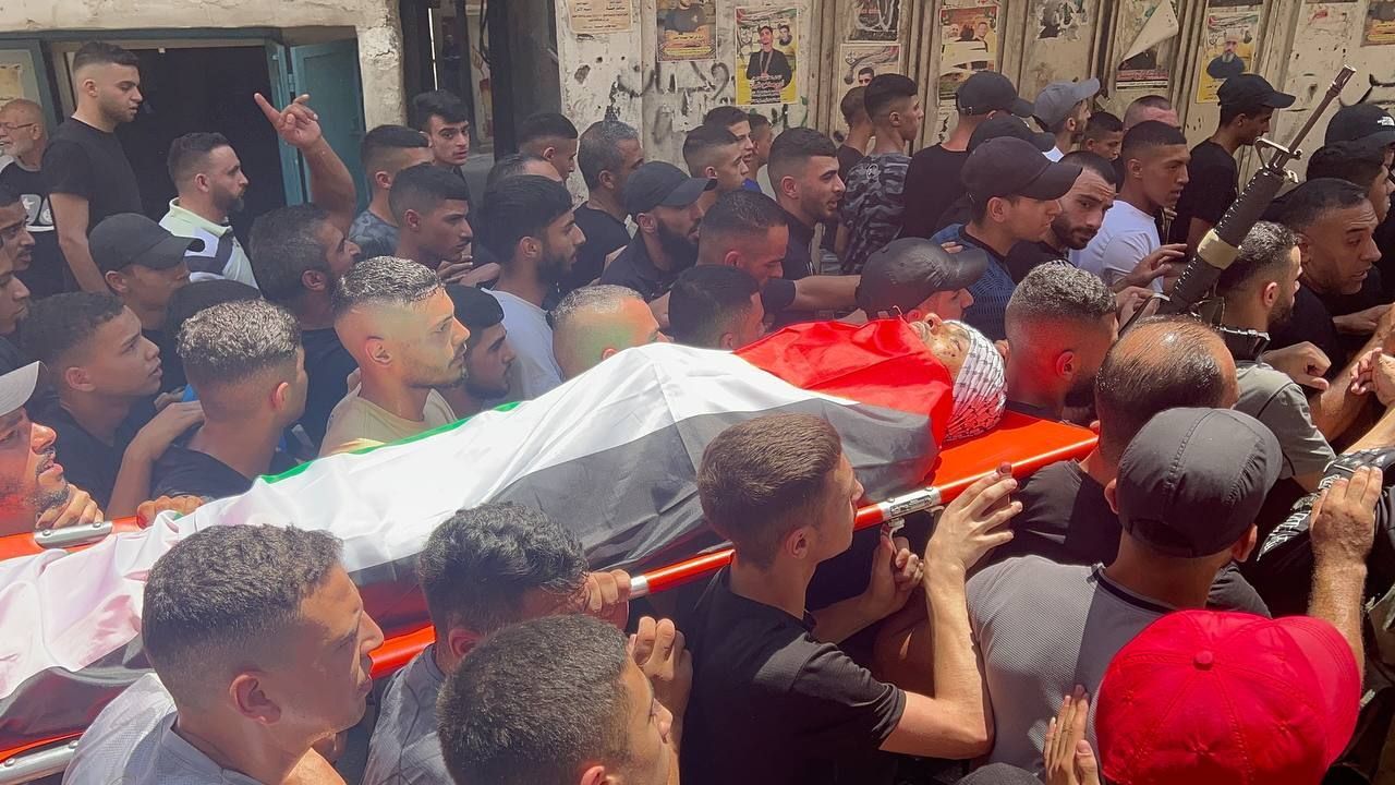جماهير نابلس تشيع جثماني الشهيدين حشاش ومشه