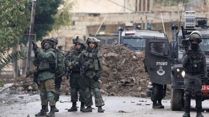 الاحتلال يعتقل جريحا من مخيم نور شمس شرق طولكرم