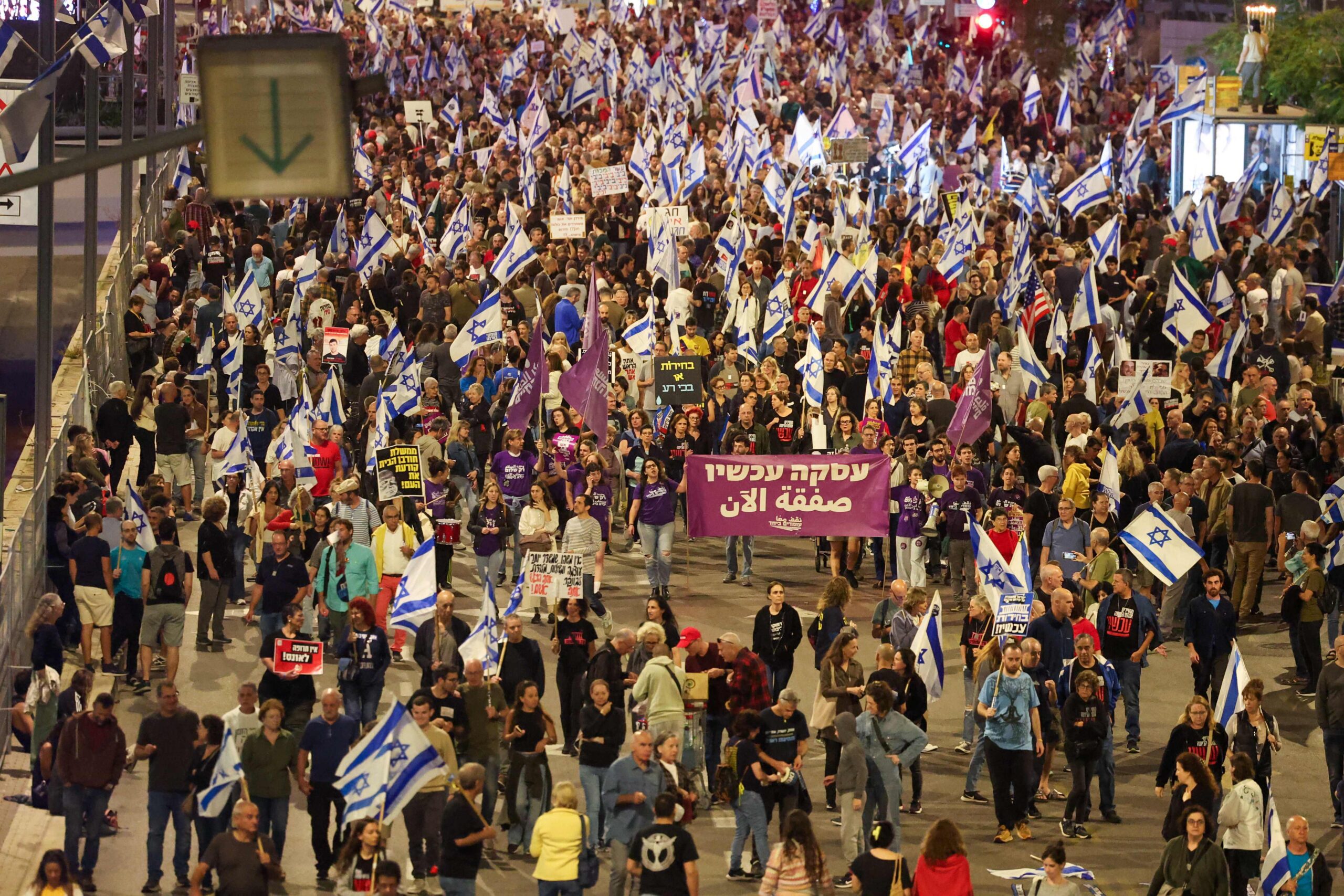 تجدد الاحتجاجات ضد حكومة نتنياهو في تل أبيب لمطالبة بإجراء انتخابات مبكرة