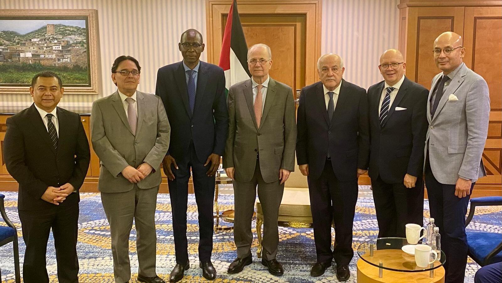 رئيس الوزراء يجتمع مع وفد اللجنة المعنية بممارسة شعبنا لحقوقه