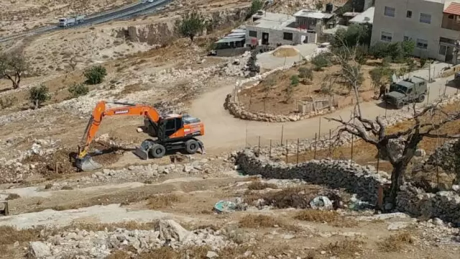 مستوطنون يشقون طريقاً استيطانياً في الأغوار الشمالية