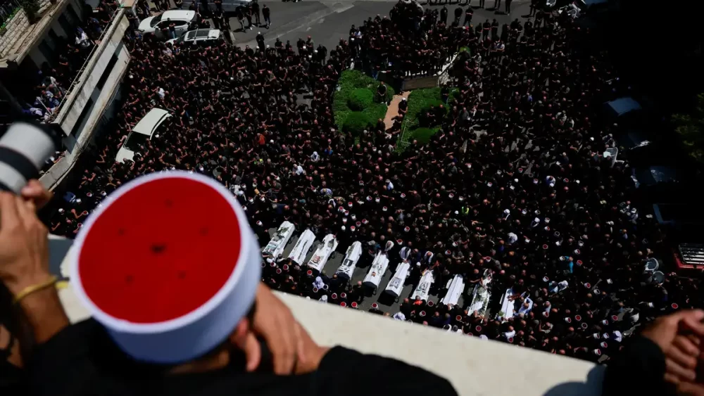 الجولان السوري المحتل: عشرات الآلاف يشاركون في تشييع ضحايا سقوط القذيفة في مجدل شمس