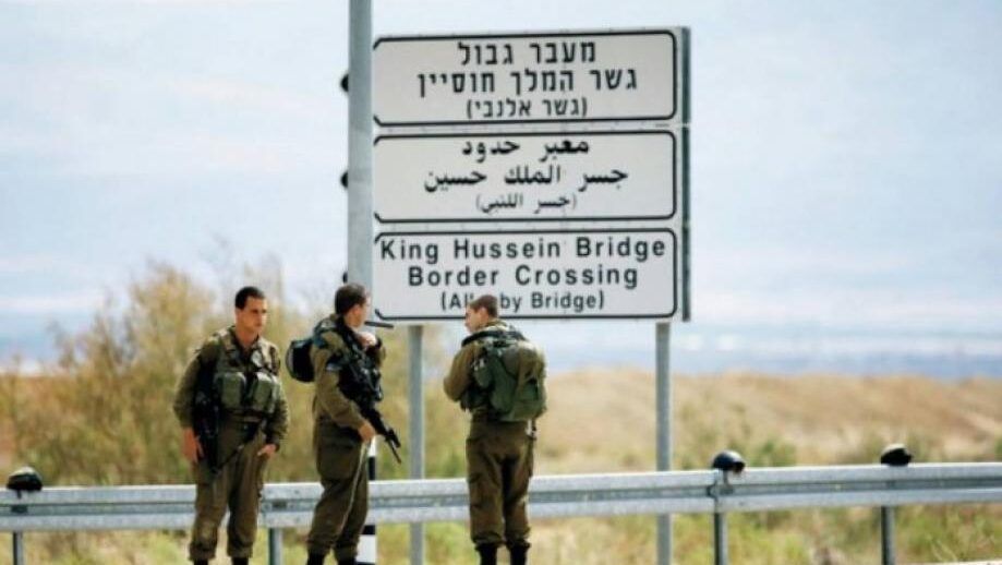 الاحتلال يعتقل شابًا من جنين على معبر الكرامة