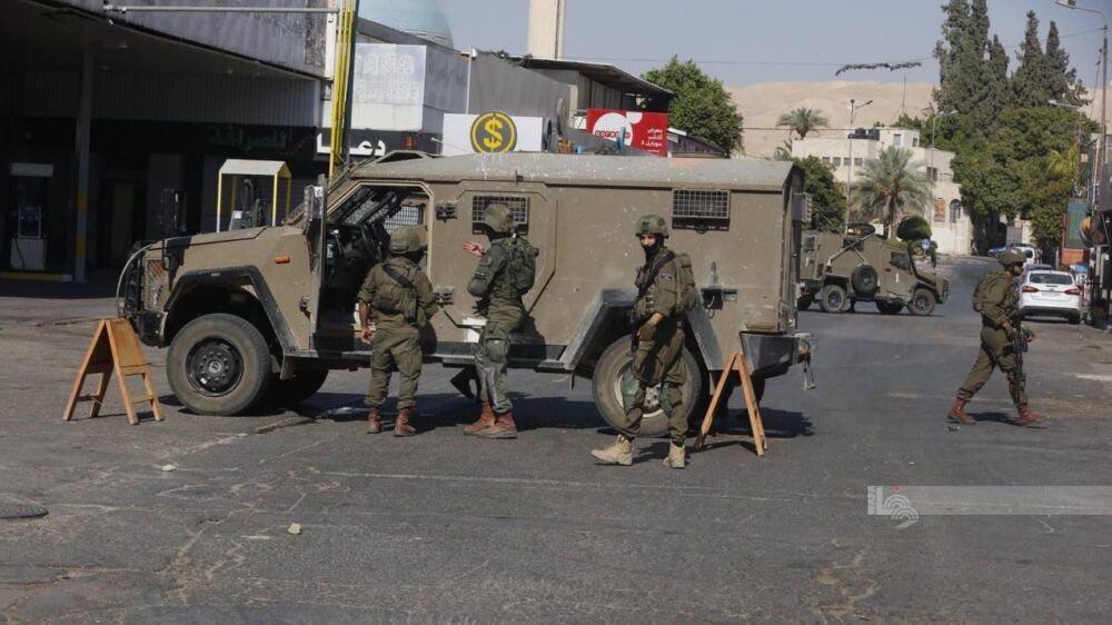 الاحتلال يعتقل مواطنًا ويستولي على أموال خلال اقتحامه مدينة أريحا