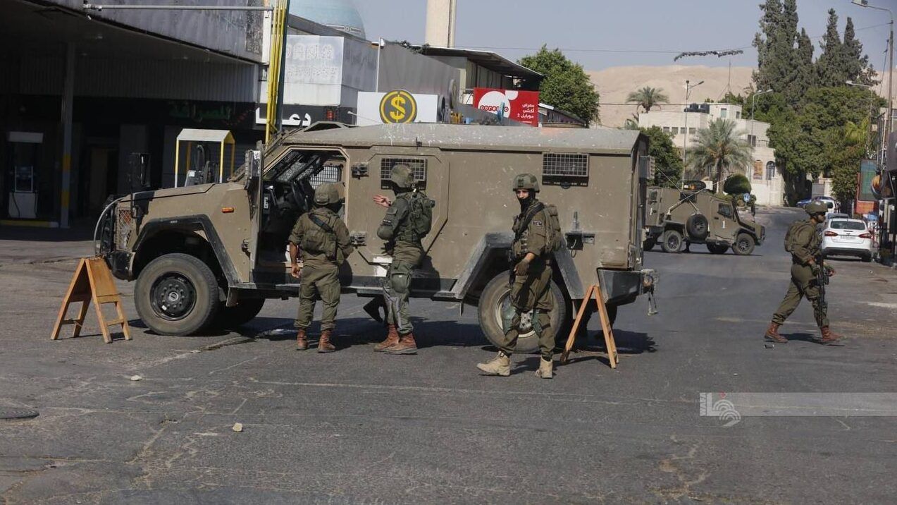 الاحتلال يعتقل مواطنًا ويستولي على أموال خلال اقتحامه مدينة أريحا