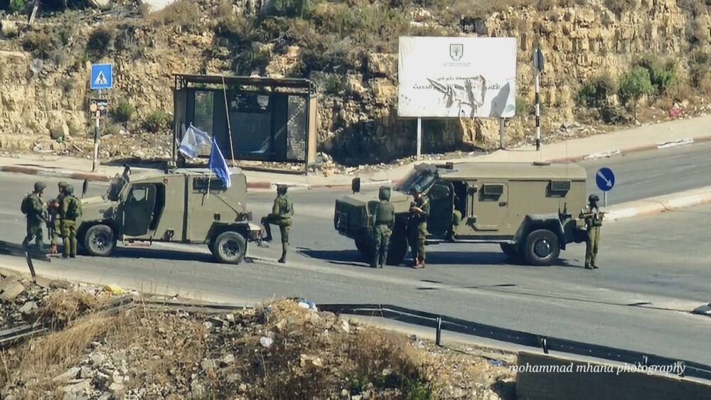 الاحتلال يشن حملة مداهمات تستهدف محلات بيع الأسمدة الزراعية في عدة مناطق