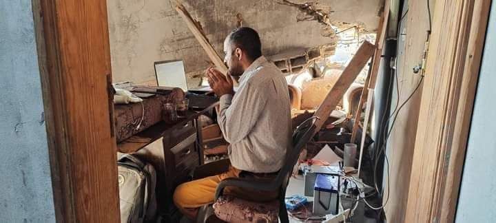 الفلسطيني أنس القانوع يناقش رسالة الدكتوراه عن بعد من منزله المدمر في غزة