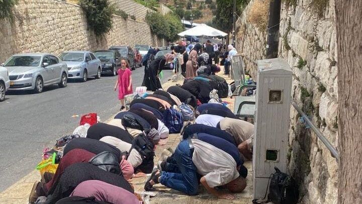 الاحتلال يمنع المصلين من دخول المسجد الأقصى ويعتقل مصورا صحفيا