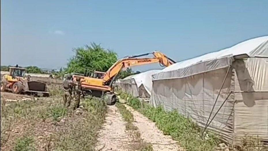 الاحتلال يهدم منزلين ويجرف دفيئات زراعية شمال طولكرم