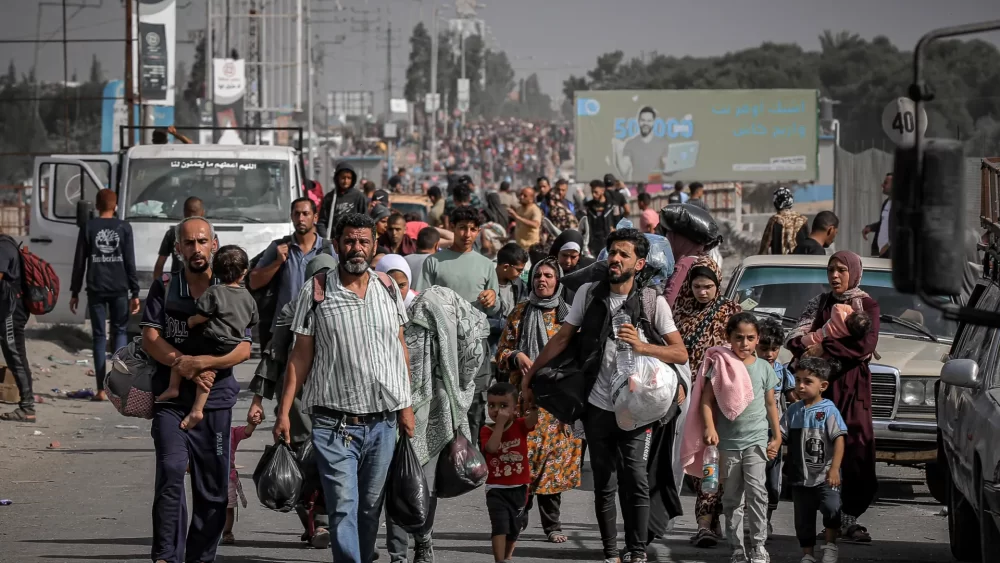 "الأونروا": مئات الآلاف مجبرون على النزوح يومياً والوضع كارثي في قطاع غزة