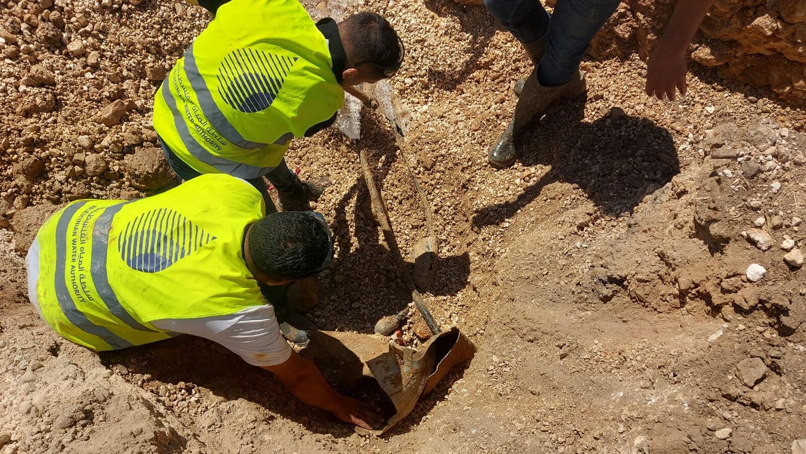 سلطة المياه: إغلاق تسع وصلات غير قانونية على خط مياه دير شعار بمحافظة الخليل