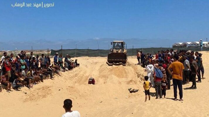 دفن جثامين 84 شهيدًا في خانيونس سلمهم الاحتلال عقب اختطافهم