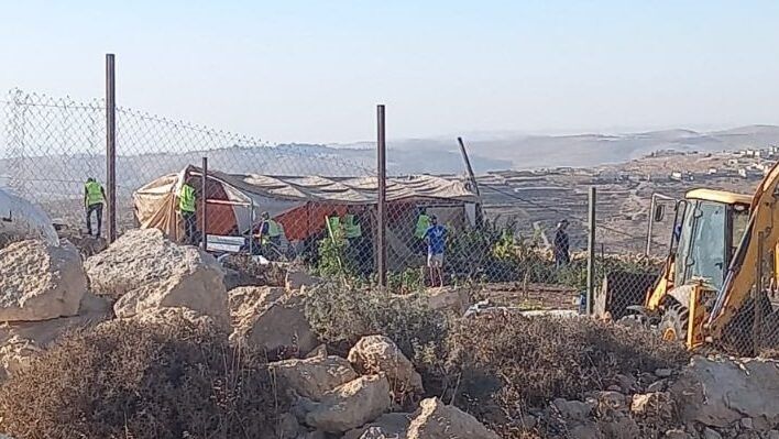 الاحتلال يزيل خياماً ويستولي عليها في قرية بيرين شرق الخليل
