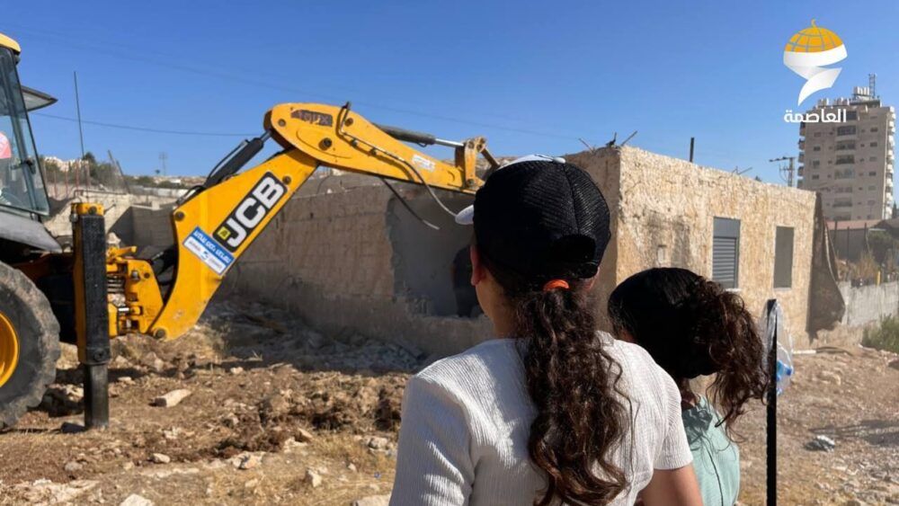 الاحتلال يجبر عائلة "مطور" بالقدس على هدم منزلها
