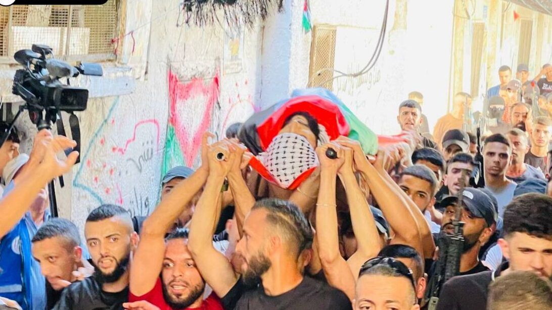 جماهير نابلس تشيع جثماني الشهيدين مشة والشيخ خليل