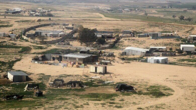 الاحتلال يجبر مواطنين في عرب المليحات على هدم غرفة للطاقة الشمسية