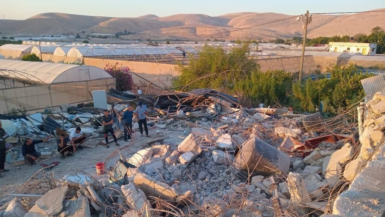 الاحتلال يهدم منزلاً وحظيرة أغنام ويخطر بهدم منازل أخرى شرق نابلس