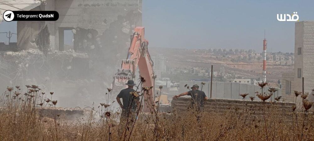 الاحتلال يهدم بناية في الرام شمال القدس المحتلة