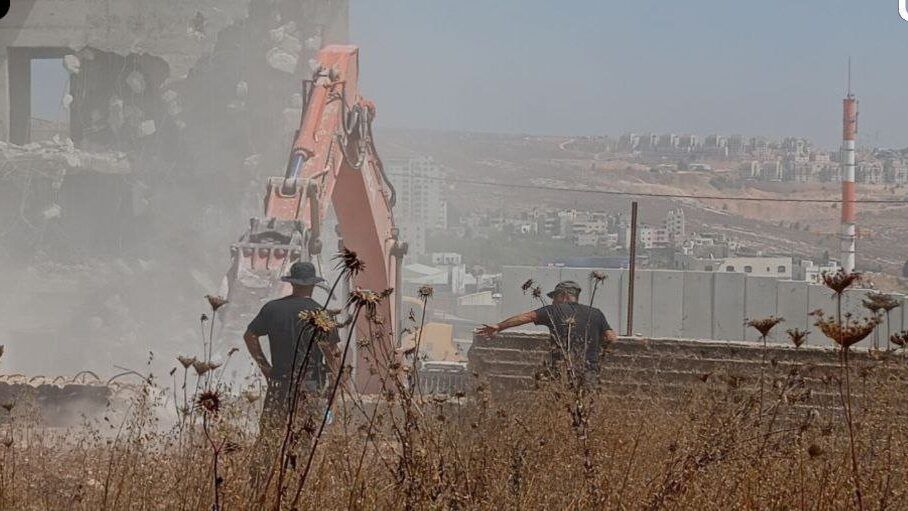 الاحتلال يهدم بناية في الرام شمال القدس المحتلة