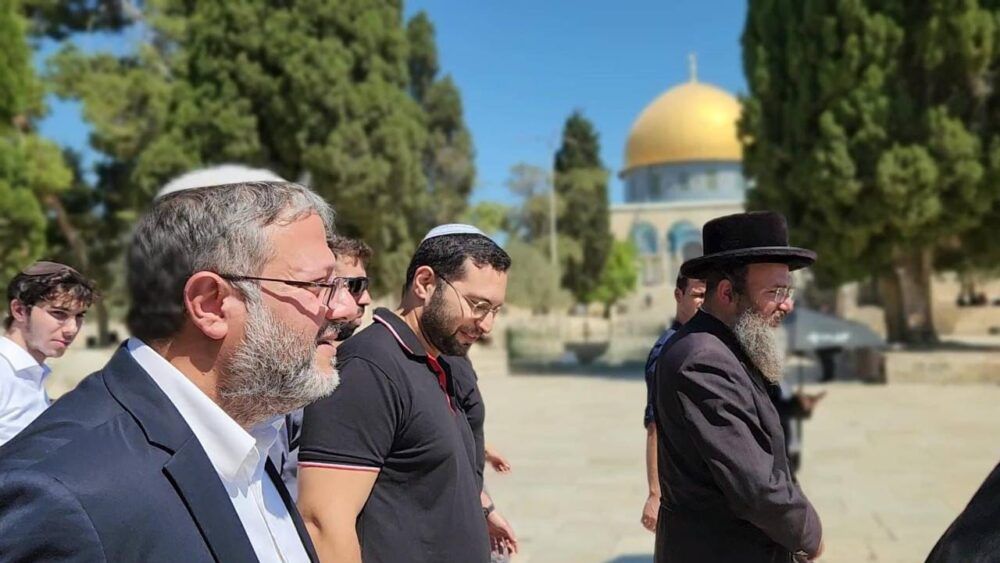 بن غفير: "سأبني كنيساً في المسجد الأقصى".. ومستوطنون يؤدون طقوساً تلمودية