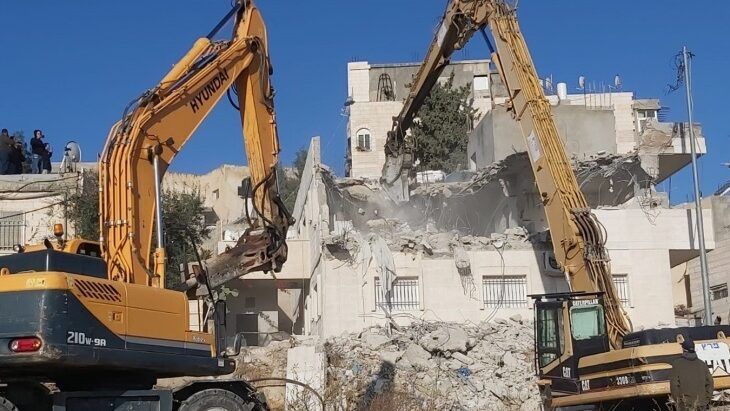 الاحتلال يهدم منزلاً ومحطة محروقات ومغسلة في بلدة الطور شرق القدس المحتلة