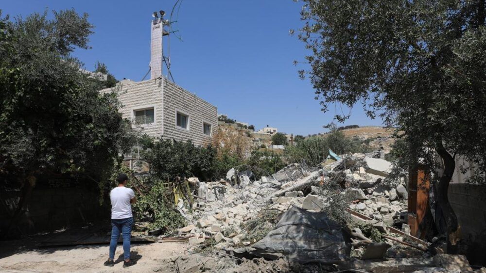 الاحتلال يهدم منزلاً في بلدة سلوان بالقدس