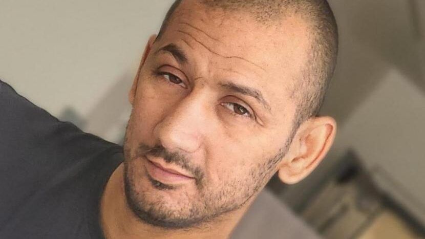 إدارة سجن الرملة تستغل إصابات وأمراض الأسرى لتعذيبهم