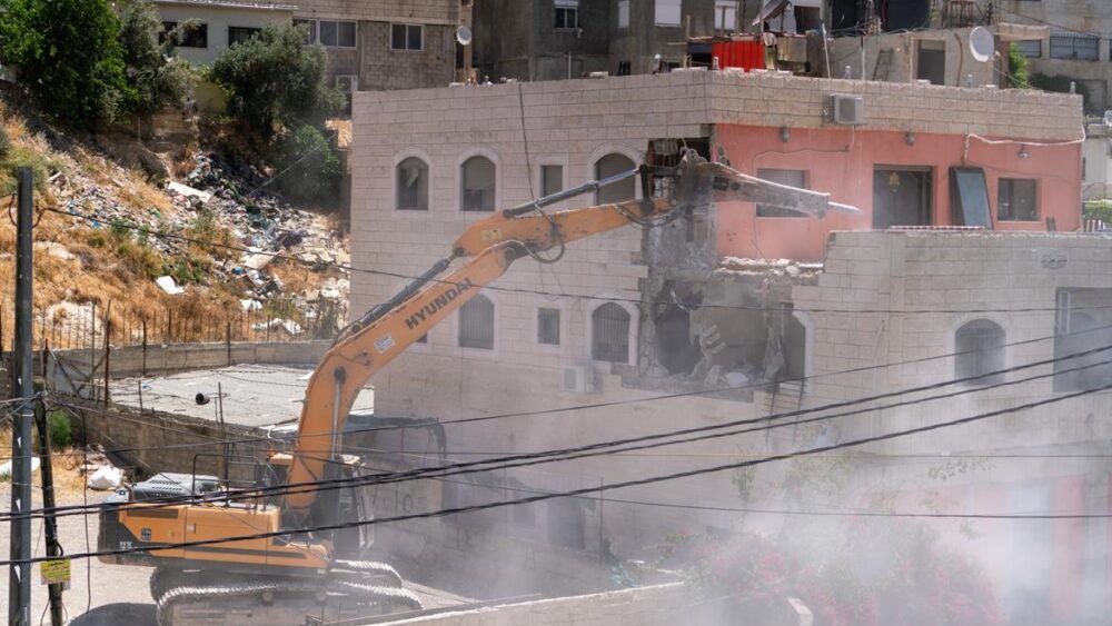 الاحتلال يهدم منزلاً في بلدة سلوان جنوب المسجد الأقصى