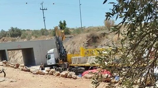 الاحتلال ينصب بوابة حديدية عند المدخل الجنوبي لمدينة طولكرم