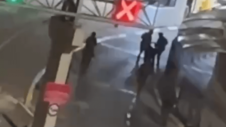 الاحتلال يعتقل مقدسيين بعد الاعتداء على أحدهما واستخدامه كدرع بشري