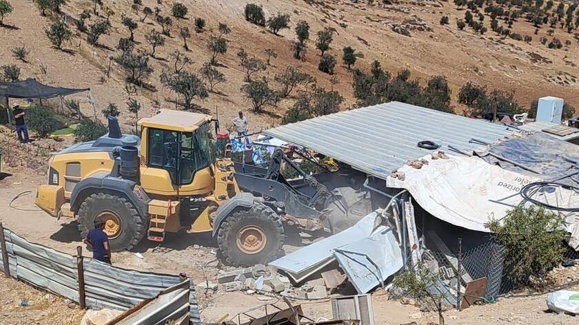 الاحتلال يهدم 4 مساكن وثلاث منشآت في مسافر يطا جنوب الخليل