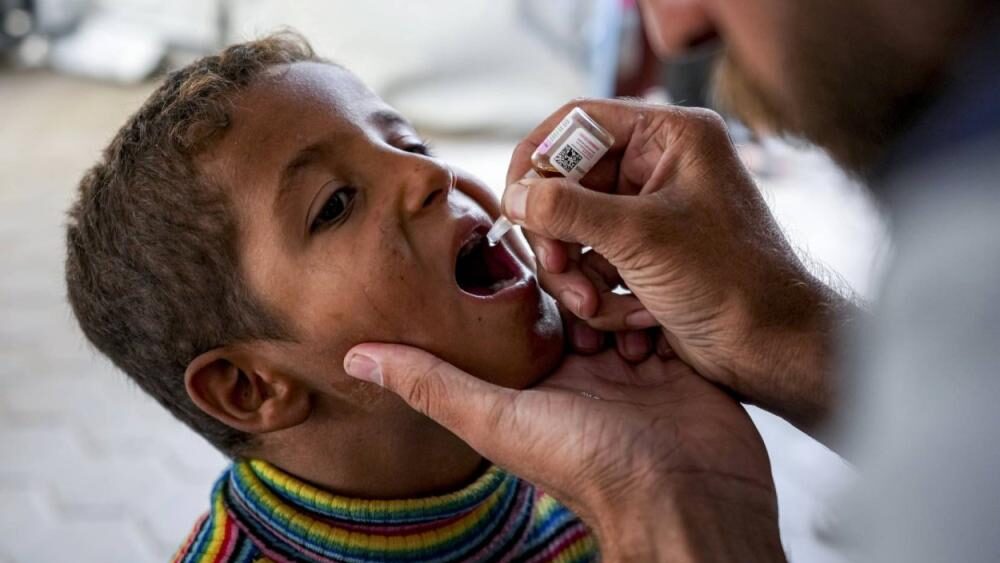 الاحتلال يمنع دخول الفرق الطبية التابعة لحملة التطعيم ضد شلل الأطفال إلى جنوب قطاع غزة