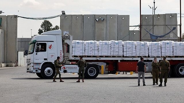 جنود إسرائيليون يعتدون على سائقي شاحنات إغاثة في غزة