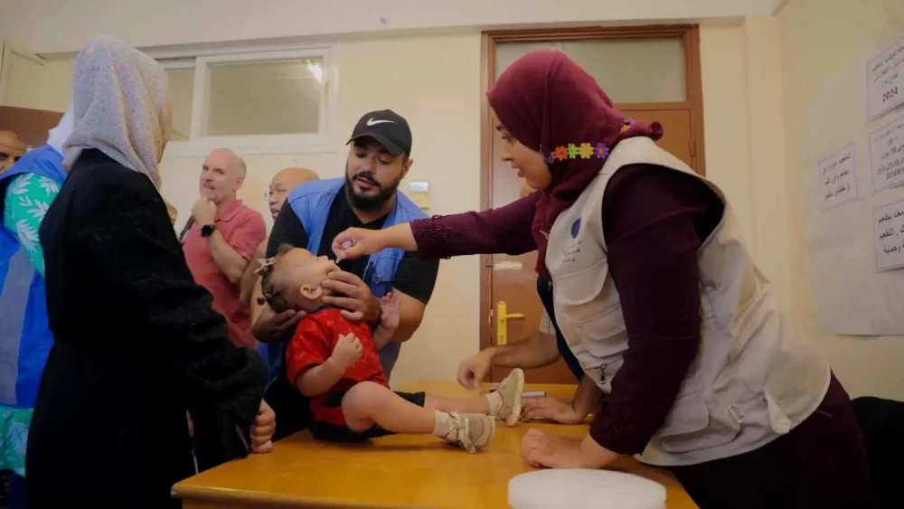انطلاق حملة التطعيم ضد "شلل الأطفال" في دير البلح بقطاع غزة