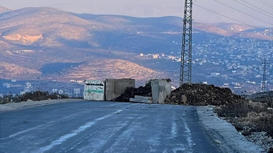 الاحتلال يغلق طريقاً شمال نابلس بالسواتر الترابية