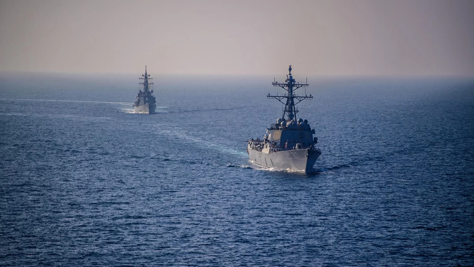 سفينة تجارية تتعرض لهجوم بمقذوفين قرب الصليف في اليمن