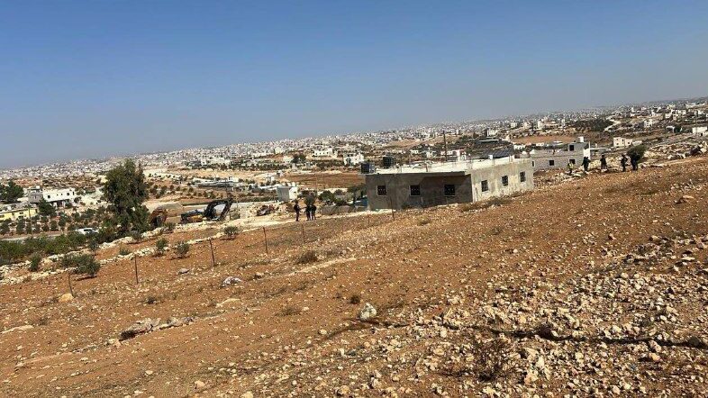 الاحتلال يهدم منزلاً وبئر ماء وجدراناً استنادياً في يطا جنوب الخليل