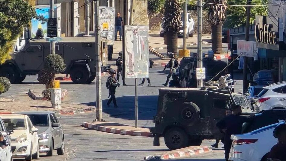 الاحتلال يعتقل شاباً ويقتحم مدرسة بيتونيا الثانوية غرب رام الله