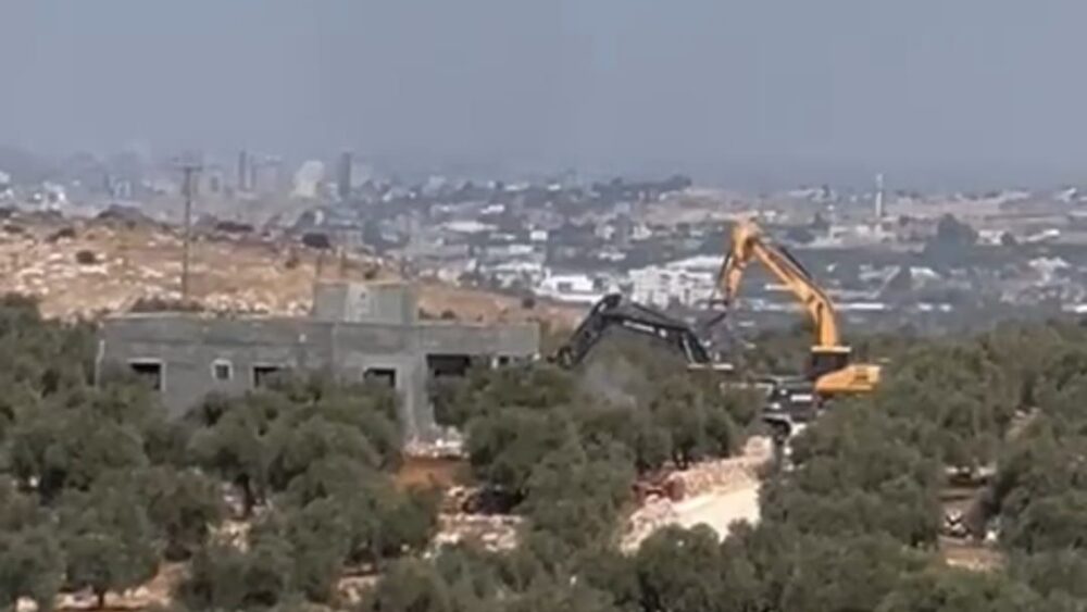 الاحتلال يهدم منزلاً في دير بلوط غرب سلفيت