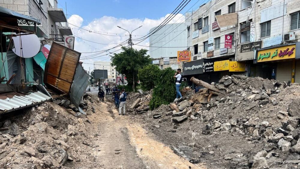 الاحتلال يجرف شوارع ويدمر محلات تجارية في مركز مدينة جنين