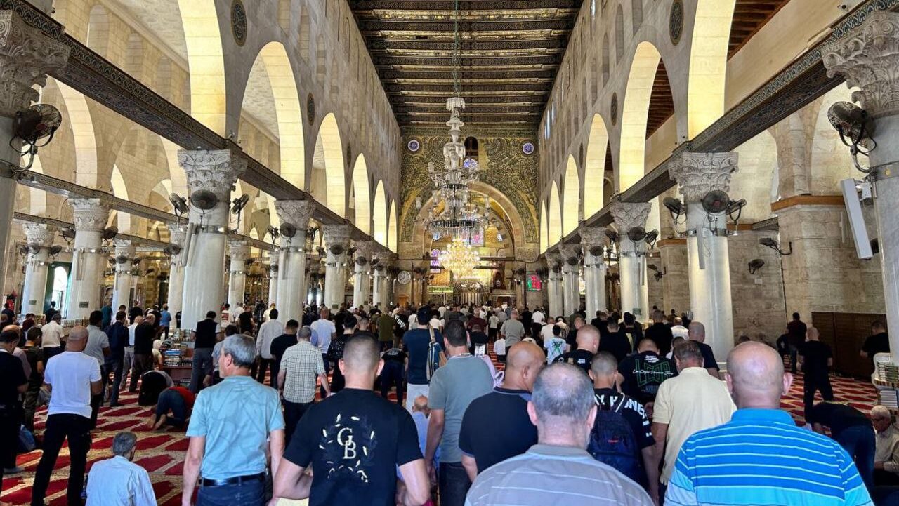 الأوقاف الإسلامية: 35 ألفاً يؤدون صلاة الجمعة في المسجد الأقصى المبارك