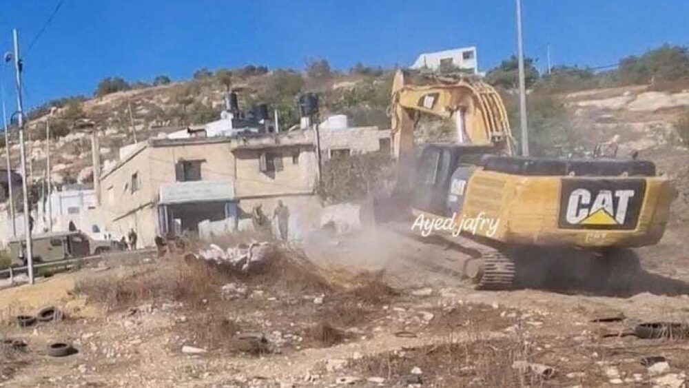 ضمن هجمة استيطانية واسعة.. جيش الاحتلال يجرف أراضي بلدة سنجل لإقامة جدار حولها