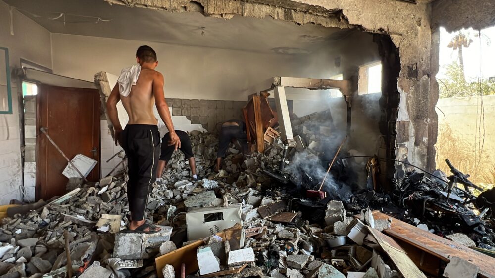 عاجل| المكتب الإعلامي الحكومي بغزة: الاحتلال يرتكب مجزرة مُروّعة بقصف مدرسة الزيتون التي تؤوي آلاف النازحين جنوب مدينة غزة راح ضحيتها 21 شهيداً و30 جريحاً حتى الآن غالبيتهم من الأطفال والنساء.