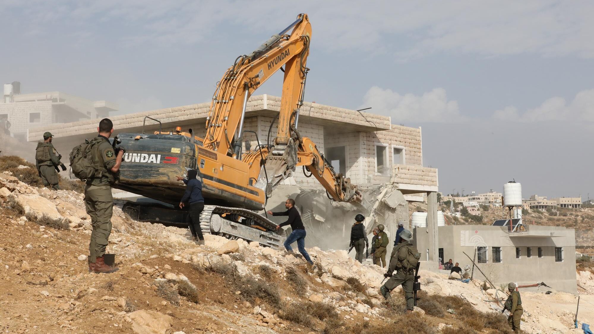 الاحتلال يهدم منزلا وثلاثة محال تجارية في بدو شمال غرب القدس