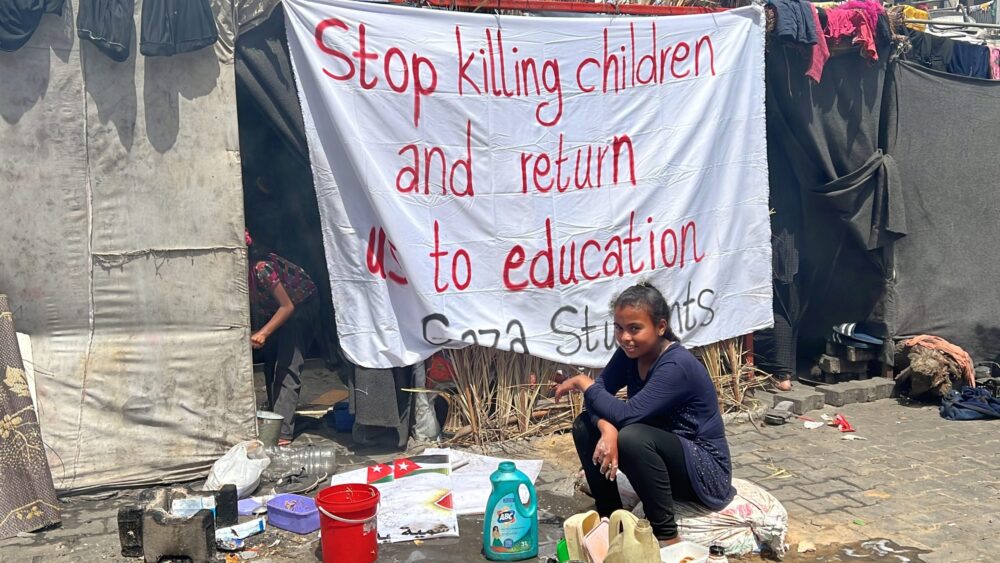 مبادرات التعليم.. معلمو قطاع غزة ينهضون من تحت الدمار