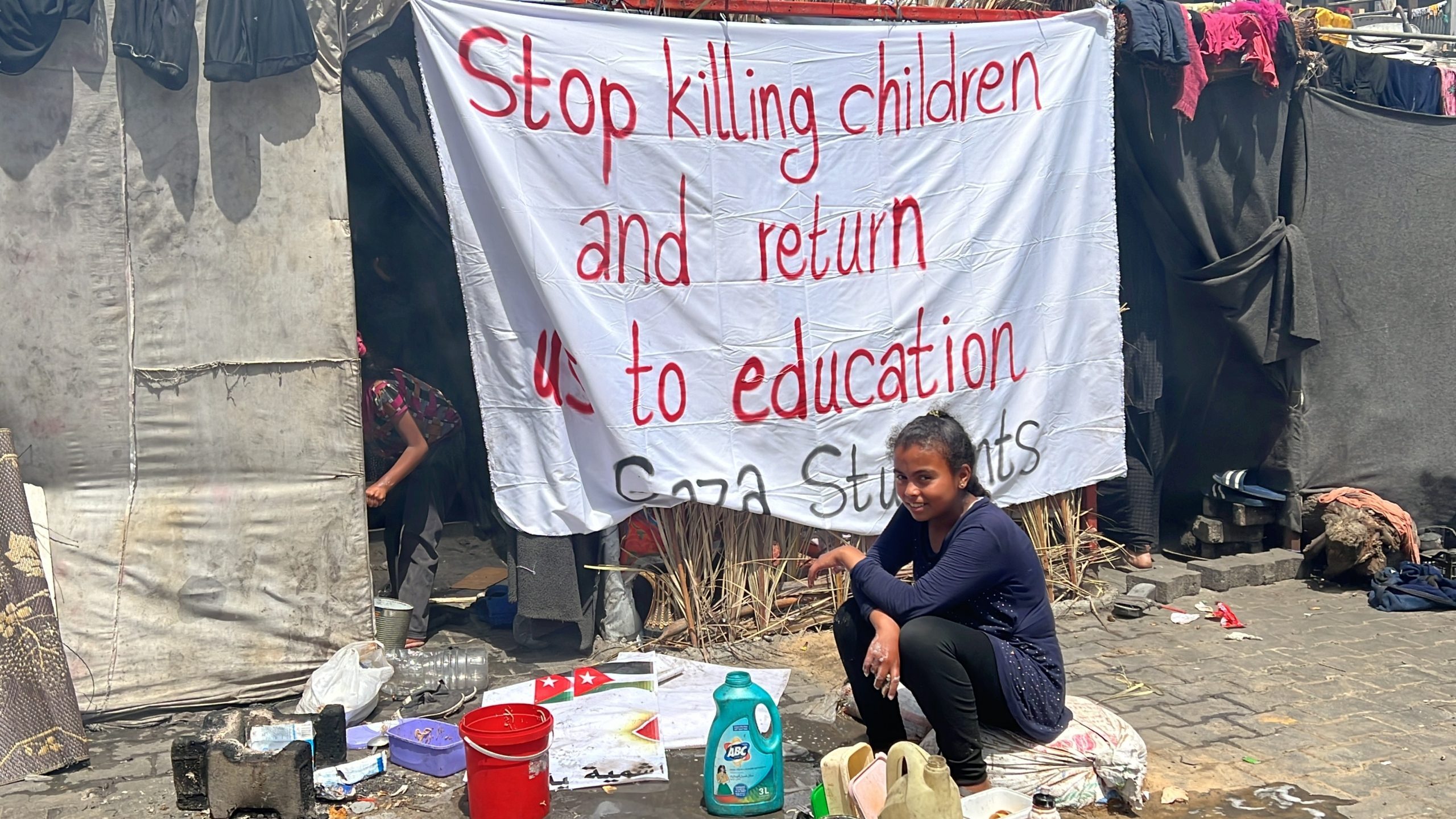 مبادرات التعليم.. معلمو قطاع غزة ينهضون من تحت الدمار